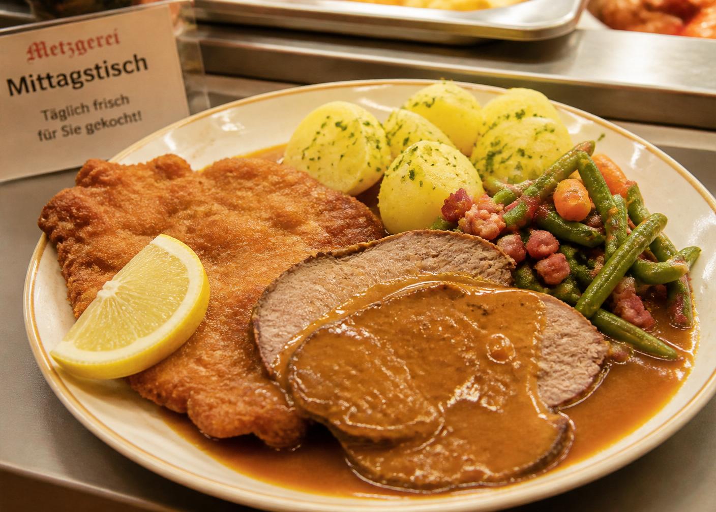 Warmer Mittagstisch – Schnitzel mit Kartoffeln und Bohnen