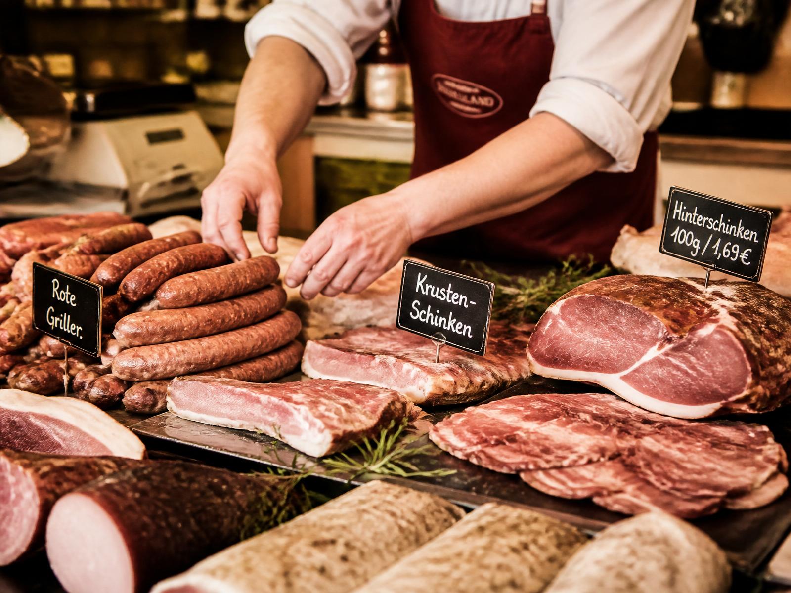 Frische Fleisch- und Wursttheke der Metzgerei Scholl
